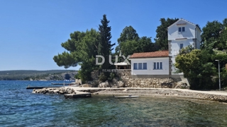 ZADAR, MASLENICA - Posebna hiša v 1. vrsti do morja!