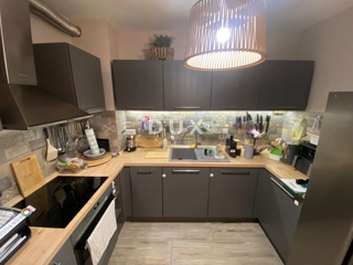 KASTAV, REŠETARI - 2-sobno stanovanje z 2 balkonoma v NOVEJŠI stavbi s pogledom na morje! PRILOŽNOST!