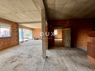 RIJEKA, SRDOČI - Novogradnja s 3 spalnicami in dnevno sobo ter 300 m2 vrta