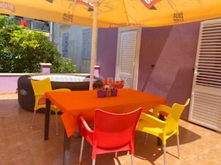 Mali Lošinj - hiša z urejenim vrtom in parkiriščem