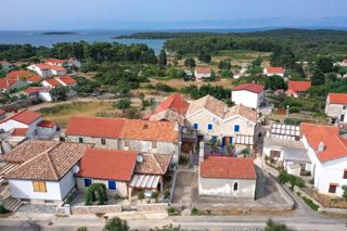 OTOK MOLAT - Elegantna kamnita hiša v osrčju Molata