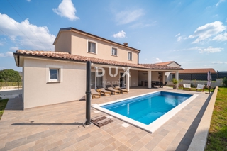 ISTRA, ROVINJ - Novozgrajena večnadstropna hiša z bazenom v bližini Rovinja