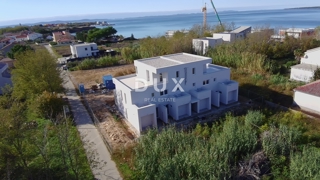 ZADAR, PRIVLAKA - Dvoetažni apartma z lastnim vrtom, 3 minute hoje do peščene plaže! IN