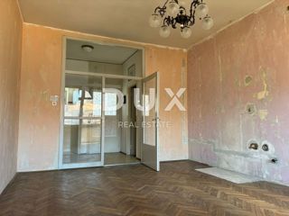 ISTRA, PULA - Prostorno stanovanje v samem centru s parkirnim mestom! Redkost na trgu!
