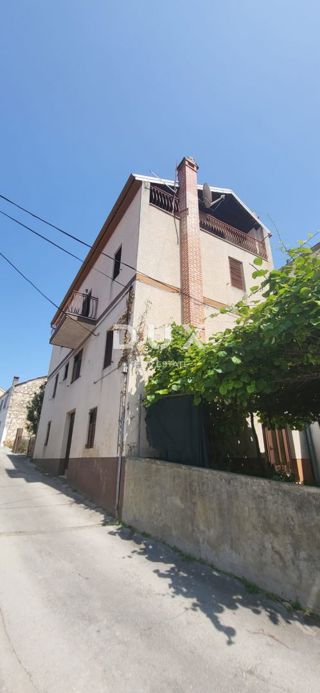 OTOK UGLJAN, KALI - Prostorna hiša 180 m od morja s štirimi nadstropji in tremi parkirnimi mesti!