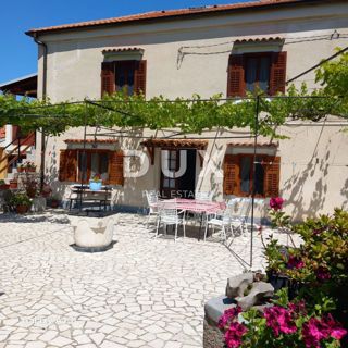 VELI LOŠINJ - Odlična priložnost!! Kamnita hiša z dvema apartmajema in pogledom na morje