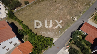 ZADAR, PRIVLAKA – Zazidljivo zemljišče 613m², 350m od morja!