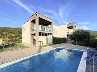 NOVI VINODOLSKI, OKOLICA - moderno stanovanje v 2. vrsti do morja z bazenom, parkiriščem in skupnim vrtom