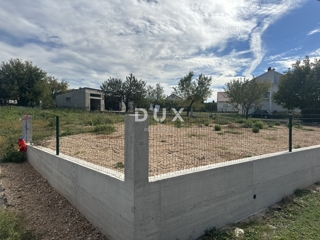 ZADAR, POLIČNIK - Zemljišče obdano z zidom!