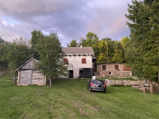 KORENICA, VISUĆ - PRILOŽNOST! Velika nepremičnina z legalno gradnjo