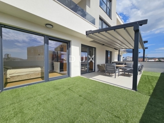 ŠIBENIK, BRODARICA - NOVOGRADNJA, Luksuzno opremljeno trisobno stanovanje v pritličju z dvoriščem