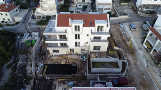 ROGOZNICA, STIVAŠNICA – Apartma v pritličju z bazenom in pogledom na morje