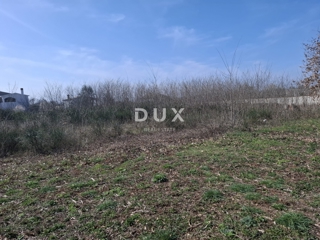 ISTRA, LOBORIKA - Zemljišče z gradbenim dovoljenjem!