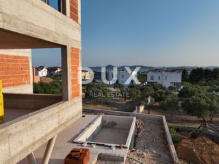 ŠIBENIK, VODICE - Apartma v prvem nadstropju s pogledom na morje in teraso za nepozabne trenutke