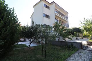 VIŠKOVO, MARINIĆI - Dva apartmaja v pritličju z vrtom!