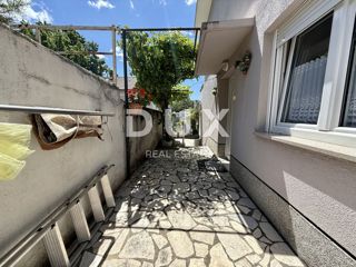 CRIKVENICA - Hiša v centru 80 metrov od morja! Priložnost!
