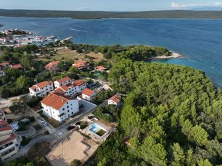 MALI LOŠINJ, NEREZINE - Čudovit dvoetažni apartma, 80m od zaliva!