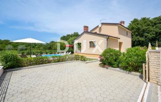 ISTRA, SVETI LOVREČ - Hiša z bazenom na robu vasi