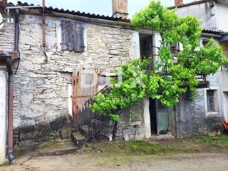 ISTRA, BUZET - Kamnita hiša za prenovo s prostornim gradbnim zemljiščem