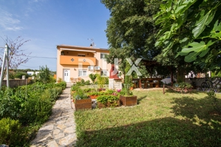 BIOGRAD NA MORU - EKSKLUZIVNA PRILOŽNOST - HIŠA S 4 APARTMAJI IN PROSTORNIM APARTMAJEM - CENTER!
