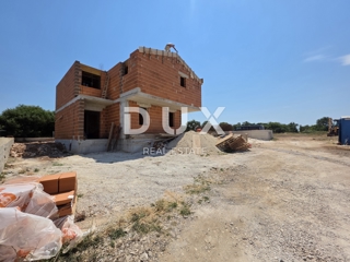 ISTRA, PULA - Moderna vila v gradnji z bazenom in dvoriščem, z zagotovljeno zasebnostjo in blizu plaž