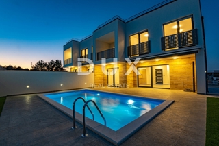VODICE - vila z bazenom 
