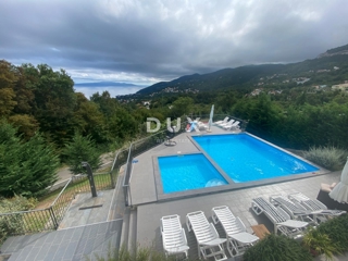 OPATIJA, VEPRINAC - stanovanje 4 spalnice + dnevna soba, 136 m2 z bazenom in pogledom na morje! PRILOŽNOST!