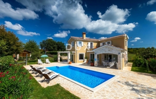 ISTRA, SVETI LOVREČ - Udobna hiša z bazenom