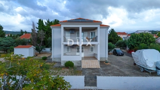 OTOK RAB, BARBAT - Hiša na odlični lokaciji 100 m od morja