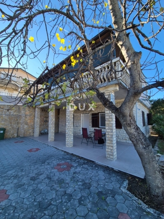 OBROVAC, KARIN - PRILOŽNOST! Prostorno stanovanje 150 m od plaže!