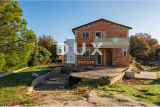 ISTRA, LIŽNJAN Gradbena parcela s hišo v ROH BAU izvedbi!