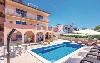 NOVI VINODOLSKI - Apartma s 3 spalnicami + dnevno sobo z bazenom, blizu centra