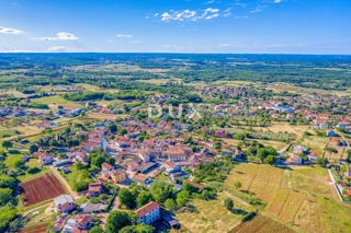 ISTRA, KAŠTELIR - Gradbeno zemljišče v središču vasi