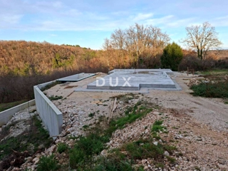 ISTRA, LABIN - Zemljišče z začeto gradnjo