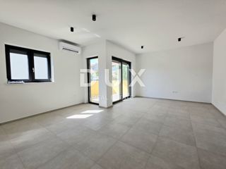 ISTRA, ŠTINJAN - Popolna kombinacija luksuza in udobja, stanovanje z 2 spalnicama in lastno garažo, le 500 m od urejenih plaž in dolgih sprehodov ob morju