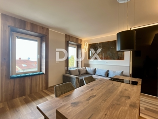MATULJI, CENTER - Luksuzno nadstropje velikosti 100 m² s tremi stanovanjskimi enotami in pogledom na morje