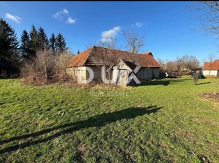 LAPAT, PLAŠKI – Tradicionalna podeželska posest (hiša in štiri gospodarska poslopja) pripravljena za prenovo z velikim potencialom, 40 km od Plitviških jezer!