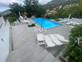OPATIJA, VEPRINAC - stanovanje 2 spalnici + dnevna soba, 82 m2 v pritličju z bazenom in pogledom na morje + vrt! PRILOŽNOST!