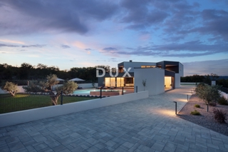 ISTRA, LABIN - Moderna vila obdana z naravo