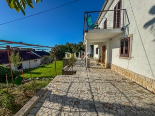 OPATIJA, OPRIĆ - hiša s prostornim vrtom velikosti 2.437 m², na mirni lokaciji, s pogledom na morje