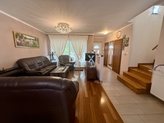 KOSTRENA - 3 spalnice + dnevna soba v novogradnji z vrtom in pogledom na morje!