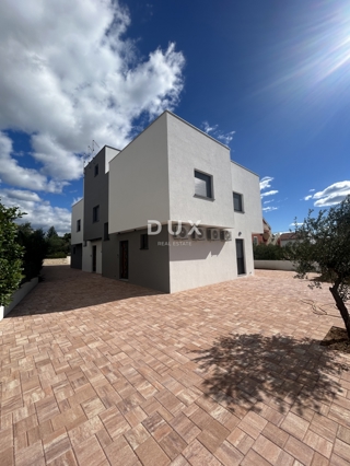 ŠIBENIK, VODICE – Luksuzno dupleks stanovanje z vrtom, 200 m od plaže