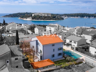 PULA, PJEŠČANA UVALA - vrhunsko opremljen apartma s teraso le 150 metrov od morja, parkirišče