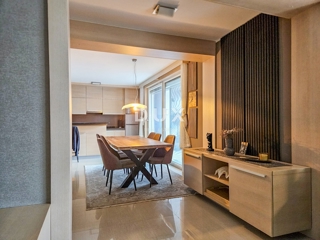 PULA, PJEŠČANA UVALA - vrhunsko opremljen apartma s teraso le 150 metrov od morja, parkirišče