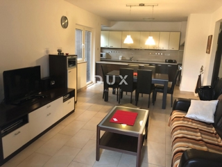 ISTRA, ROVINJ - trisobno prostorno in urejeno stanovanje s parkirnim mestom in balkonom v prvem nadstropju blizu centra!