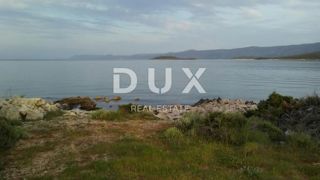 HVAR, STARO MESTNO JEDRO, VRBANJ - PRVA VRSTA DO MORJA, parcela velikosti 11.950 m2 z gradbenim zemljiščem! PRILOŽNOST!