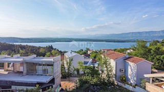 OTOK KRK, KLIMNO - gradbeno zemljišče 1040m2 le 300 metrov od morja s pogledom na morje, mirna lokacija