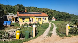 ISTRA, LABIN - Hiša na samem s pomožnimi objekti in pogledom na morje