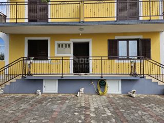 OTOK KRK, MALINSKA (okolica) - Hiša s 4 apartmaji in urejenim vrtom