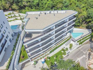 OPATIJA, CENTER - odličen penthouse v novogradnji s pogledom na morje, skupni bazen, garaža 